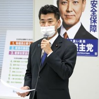 立憲民主党の会合であいさつする泉代表＝6日午後、国会