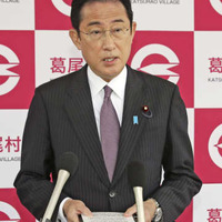 復興交流施設の視察を終え、記者の取材に応じる岸田首相＝5日午後、福島県葛尾村