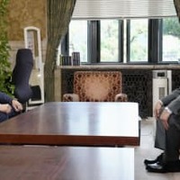 会談に臨む立憲民主党の馬淵国対委員長（左）と共産党の穀田国対委員長＝7日午前、国会