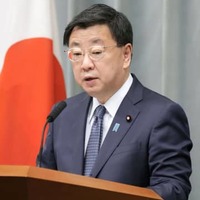 記者会見する松野官房長官＝8日午前、首相官邸