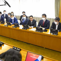 東京・永田町の党本部で開かれた自民党の臨時総務会。中央はあいさつする岸田首相＝9日午前