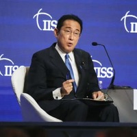 アジア安全保障会議で基調講演を終え、出席者の質問に答える岸田首相＝10日、シンガポール（共同）