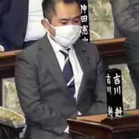 衆院本会議に臨む吉川赳議員＝9日