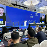 11日、シンガポールで開催中のアジア安全保障会議にオンラインで出席したウクライナのゼレンスキー大統領（英シンクタンク国際戦略研究所のツイッターより、共同）