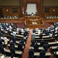 インターネット利用者情報の保護を強化する電気通信事業法の改正法が可決、成立した参院本会議＝13日午前