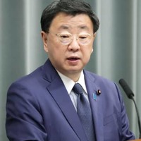 記者会見する松野官房長官＝15日午前、首相官邸