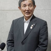 12月の任期満了に伴う知事選への不出馬を表明し、記者団の取材に応じる仁坂吉伸知事＝15日午後、和歌山市