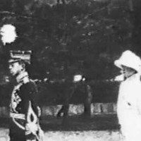 皇太子時代の昭和天皇が結婚報告のため伏見桃山陵をご夫妻で訪れた様子を記録した映像＝1924年2月27日、京都市（皇学館大提供）