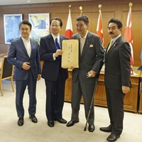 岸防衛相（右から2人目）に提言書を手渡す自民党国防議員連盟の衛藤征士郎会長（左から2人目）ら＝16日午前、防衛省