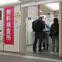 帰省前にJR東京駅の無料検査会場を訪れ、検査を受ける人＝4月28日午後