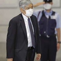 金融政策決定会合に出席するため、日銀本店に入る黒田総裁＝17日午前