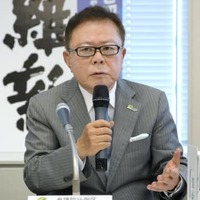 記者会見で参院選への出馬を表明する元東京都知事の猪瀬直樹氏＝5月、国会
