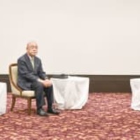 三重県の一見勝之知事（左）、奈良県の荒井正吾知事（中央）と面会する岸田首相＝17日午後、津市内のホテル（代表撮影）