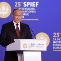 17日、ロシア・サンクトペテルブルクでの国際経済フォーラムで演説するプーチン大統領（ロイター＝共同）