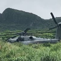 沖縄県国頭村の牧草地に予防着陸した米軍ヘリコプター＝18日午後（同村提供）