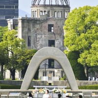 広島市の平和記念公園にある原爆慰霊碑。後方は原爆ドーム＝5月