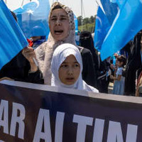 トルコ・イスタンブールの中国総領事館の近くで抗議活動をするウイグル族の女性ら＝5月26日（ロイター＝共同）