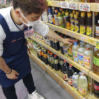 スーパー「アキダイ」の店頭に並ぶ食用油など＝20日午前、東京都練馬区