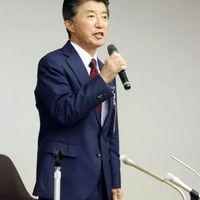 記者会見する東京都あきる野市の村木英幸市長＝23日午後、同市役所