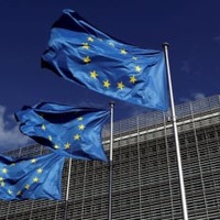 ブリュッセルの欧州連合（EU）本部に掲げられた旗＝2020年8月（ロイター＝共同）