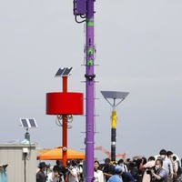 2025年大阪・関西万博の開催地、夢洲で公開された「スマートポール」＝24日午前、大阪市