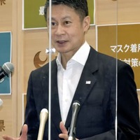 記者会見で核拡散防止条約（NPT）再検討会議への参加を発表した広島県の湯崎英彦知事＝28日午前、広島県庁