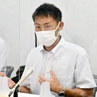 判決後に記者会見する原告の西本武史さん＝28日午後、大阪市