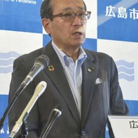 記者会見する広島市の松井一実市長＝29日午後、広島市役所