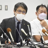 京都新聞HDの元相談役らの告発状を京都地検に提出し、記者会見した同紙社員の日比野敏陽さん（左）ら＝29日午後、京都市
