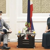 29日、フィリピンの首都マニラのホテルで、サラ・ドゥテルテ次期副大統領（右）と対談する林外相（共同）