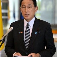 日米韓首脳会談などを終え、スペイン・マドリードで記者団の取材に応じる岸田首相＝29日（代表撮影・共同）