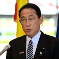 日米韓首脳会談などを終え、スペイン・マドリードで記者団の取材に応じる岸田首相＝29日（代表撮影・共同）