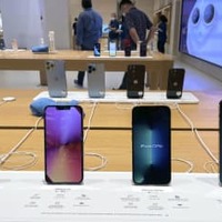 アップルのスマートフォン「iPhone13」シリーズの4機種＝2021年9月、東京都内
