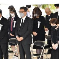 西日本豪雨から4年となるのを前に、広島県坂町で行われた追悼式で黙とうする遺族ら＝3日午前