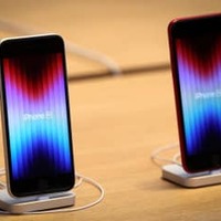 店舗に並ぶiPhone（アイフォーン）SE＝3月、ニューヨーク（ロイター＝共同）