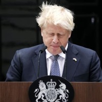 7日、英ロンドンで記者会見し、辞意を表明したジョンソン首相（ゲッティ＝共同）