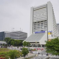 中野サンプラザ。左は中野区役所＝2021年、東京都中野区
