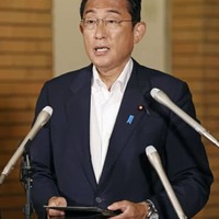 報道陣の取材に応じる岸田首相＝9日午前、首相公邸