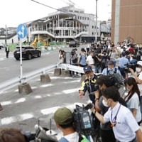 街頭演説中に安倍元首相が銃撃された現場付近に集まった報道関係者ら＝8日午後5時15分、奈良市の近鉄大和西大寺駅前