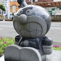 角が折られた「ばいきんまん」の石像＝6日、高知市