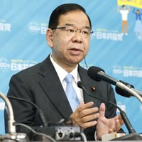 インタビューに答える共産党の志位委員長＝10日午後10時49分、東京都渋谷区の党本部