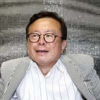 比例代表で当選が決まり、笑顔で報道対応する日本維新の会の猪瀬直樹氏＝11日早朝、東京都港区