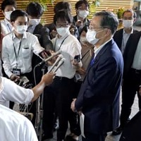 岸田首相と会談後に取材に応じる斉藤国交相。全国旅行支援の開始延期を表明した＝14日午前、首相官邸