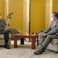 会談する沖縄県の玉城デニー知事（左）と神奈川県の黒岩祐治知事＝14日午前、横浜市