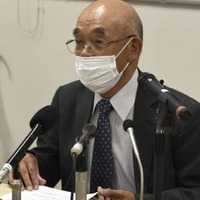 記者会見する広島県原爆被害者団体協議会の佐久間邦彦理事長＝14日午後、広島市