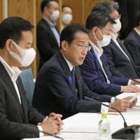 「物価・賃金・生活総合対策本部」の会合であいさつする岸田首相（左から2人目）＝15日午前、首相官邸