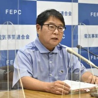 記者会見する電気事業連合会の池辺和弘会長＝15日午後、東京都千代田区