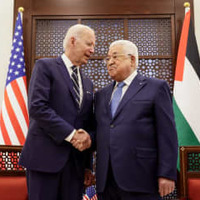 15日、ヨルダン川西岸ベツレヘムでパレスチナ自治政府のアッバス議長（右）と握手するバイデン米大統領（ロイター＝共同）