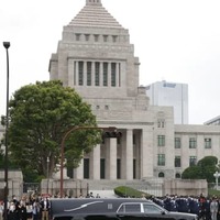 国会前を通過する安倍元首相のひつぎを乗せた車＝12日