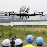 企業の関係者らに披露された「空飛ぶクルマ」のデモフライト＝18日午前、兵庫県尼崎市